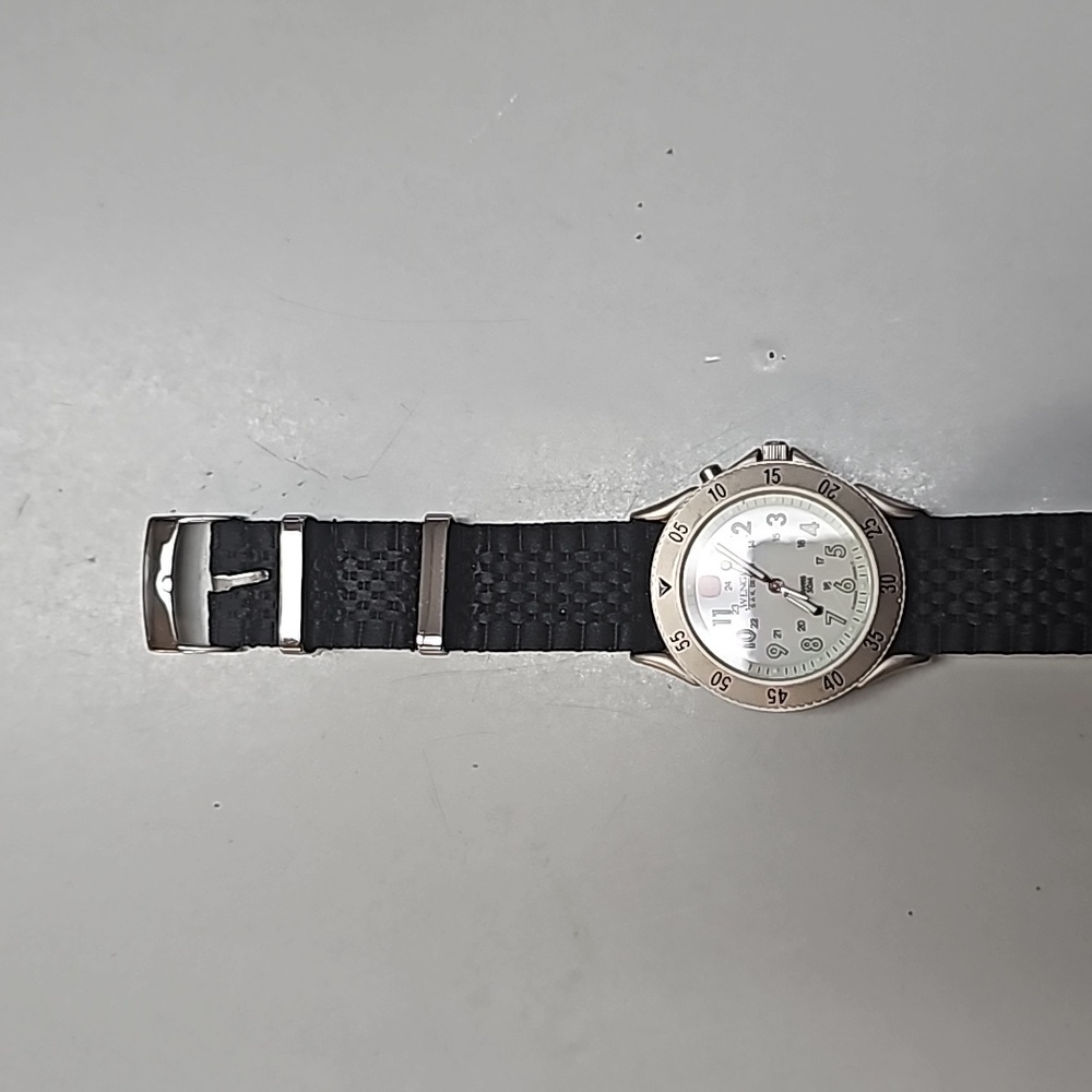 Wenger sak design quartz watch